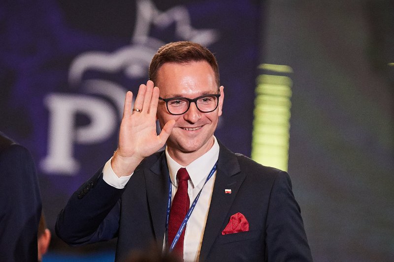 Ulotki kandydata PiS Waldemara Budy w leżały archikatedrze w Łodzi.