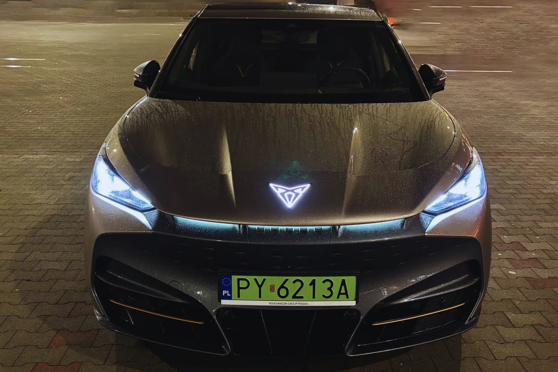 Cupra Tavascan VZ w nocy Cupra Tavascan VZ