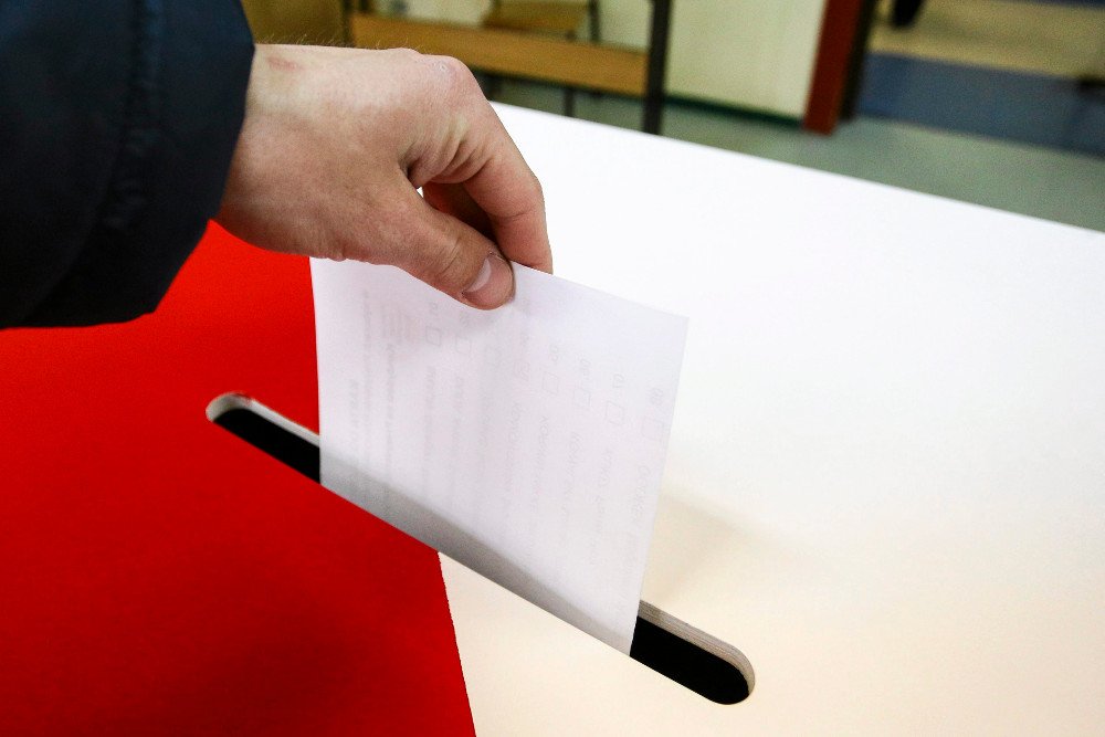 Jedna urna, jeden spis, ale dwie frekwencje - Krajowe Biuro Wyborcze precyzuje organizacyjne kwestie związane z referendum i wyborami parlamentarnymi.