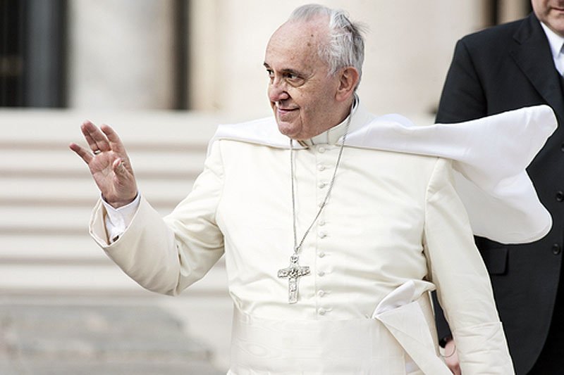 Papieskie błogosławieństwa to biznes generujący spore zyski.