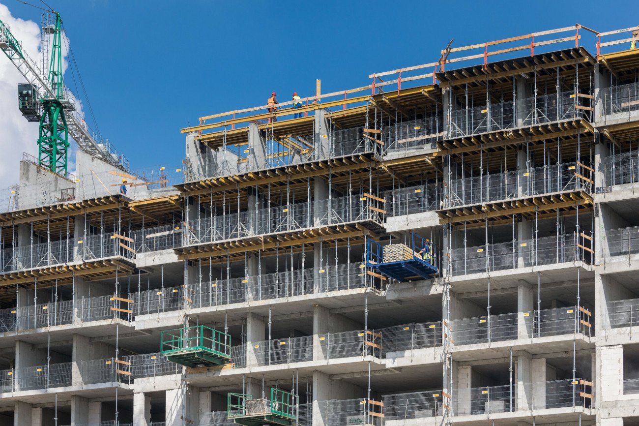 budowa nowego bloku mieszkalnego