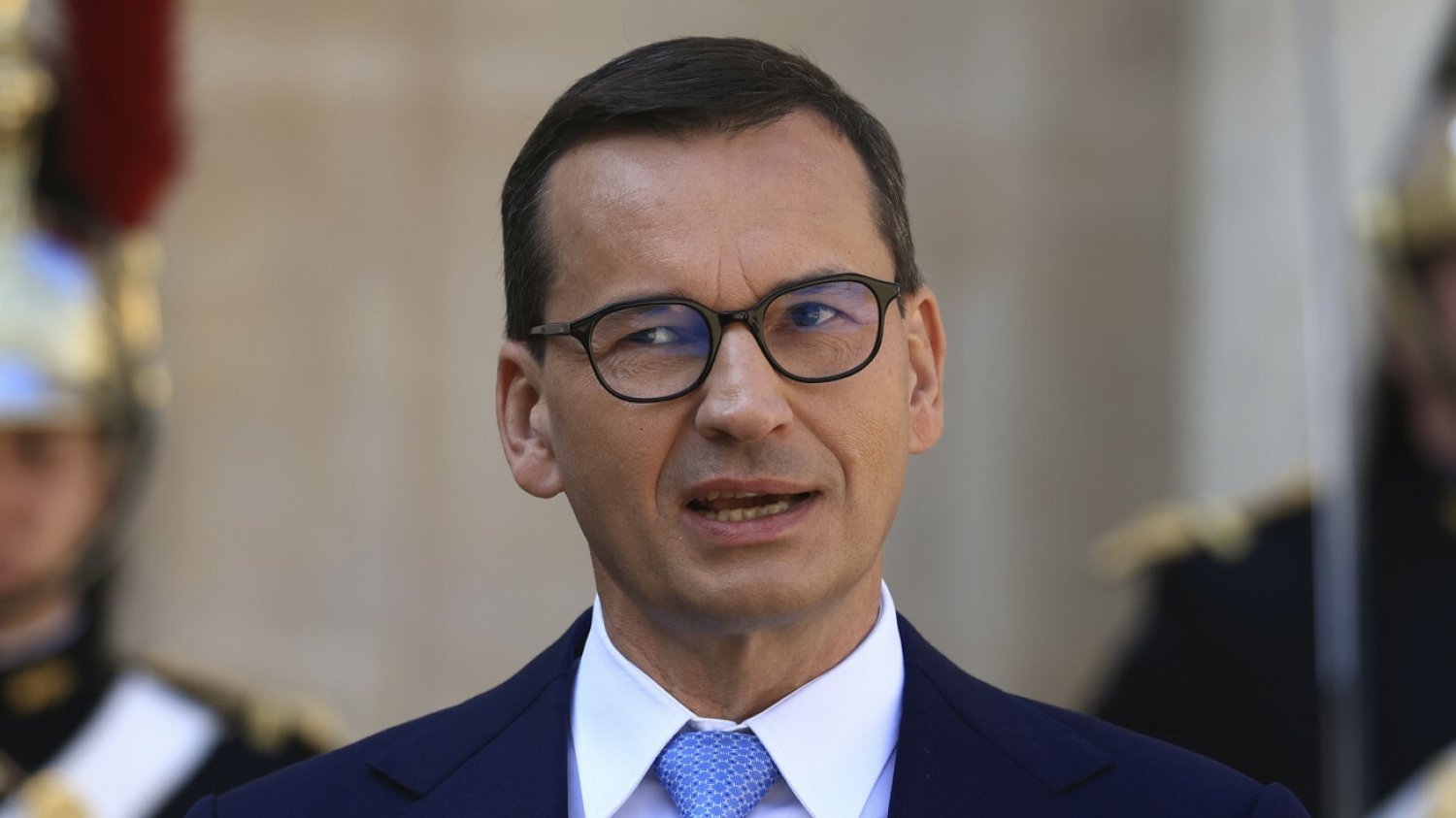 Mateusz Morawiecki mówił nieprawdę w Paryżu