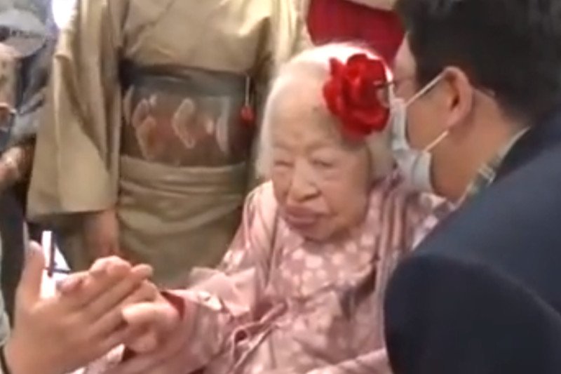 "Jedzcie i śpijcie, a będziecie długo żyć" - radzi 116-latka. Zobacz, co jeszcze wydłuży twoje życie oprócz alkoholu