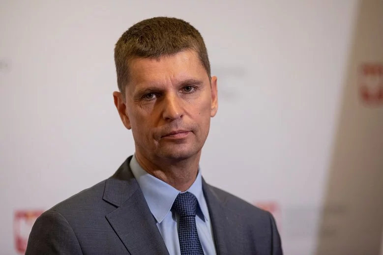 Tak działa system - wyjaśnił minister tłumacząc, dlaczego wciąż tysiące uczniów nie wiedzą, do której szkoły się dostali.
