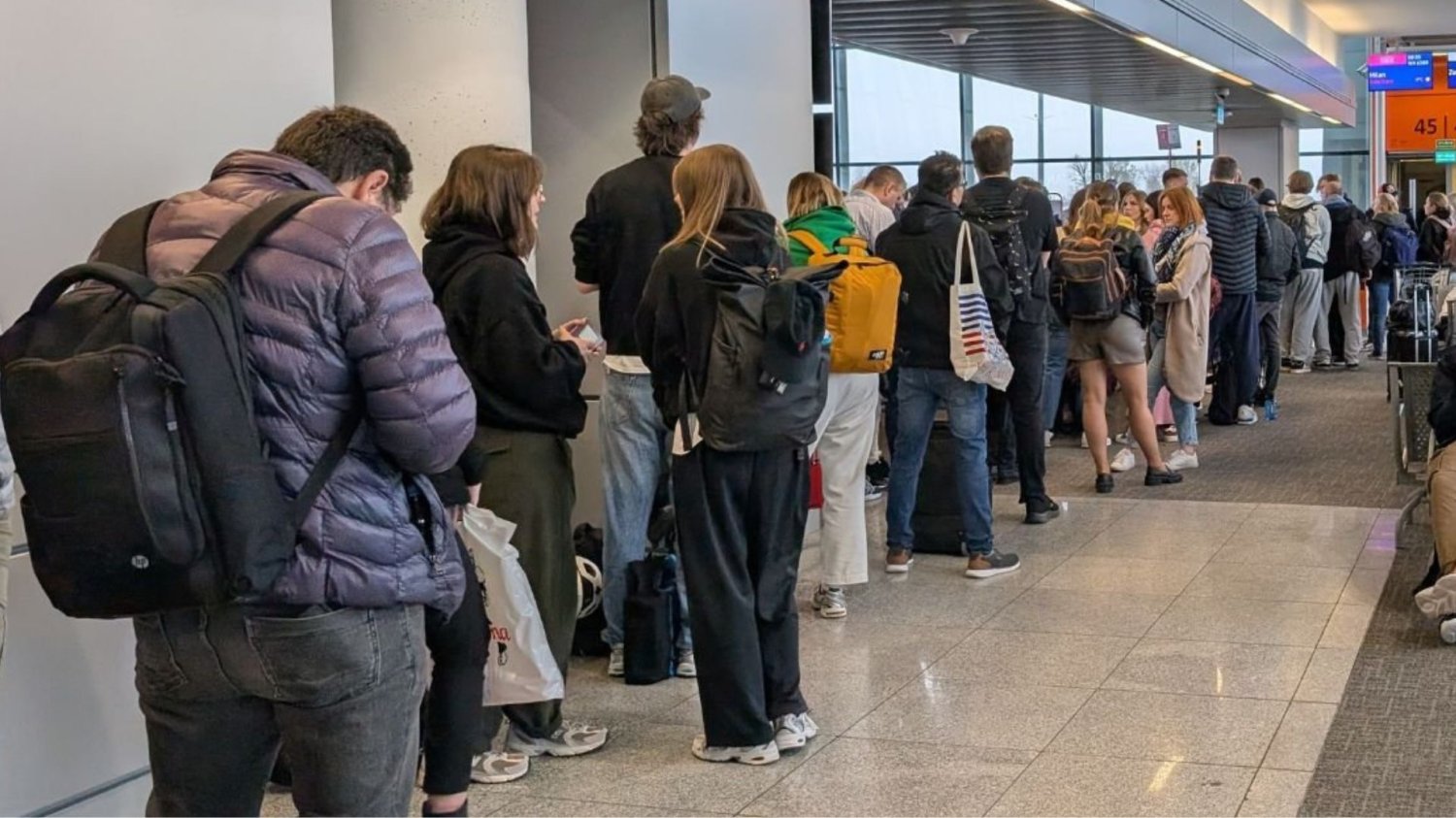 Lotnisko Chopina zniesie limit płynów już zimą. Zaczęła się rewolucja Lotnisko Chopina montuje nowe skanery. Trzeba uzbroić się w cierpliwość