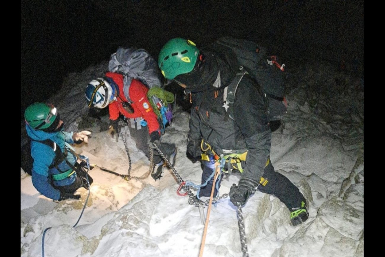 Turyści utknęli w nocy na Rysach. TOPR miał dronami dostarczać im pakiety przetrwania