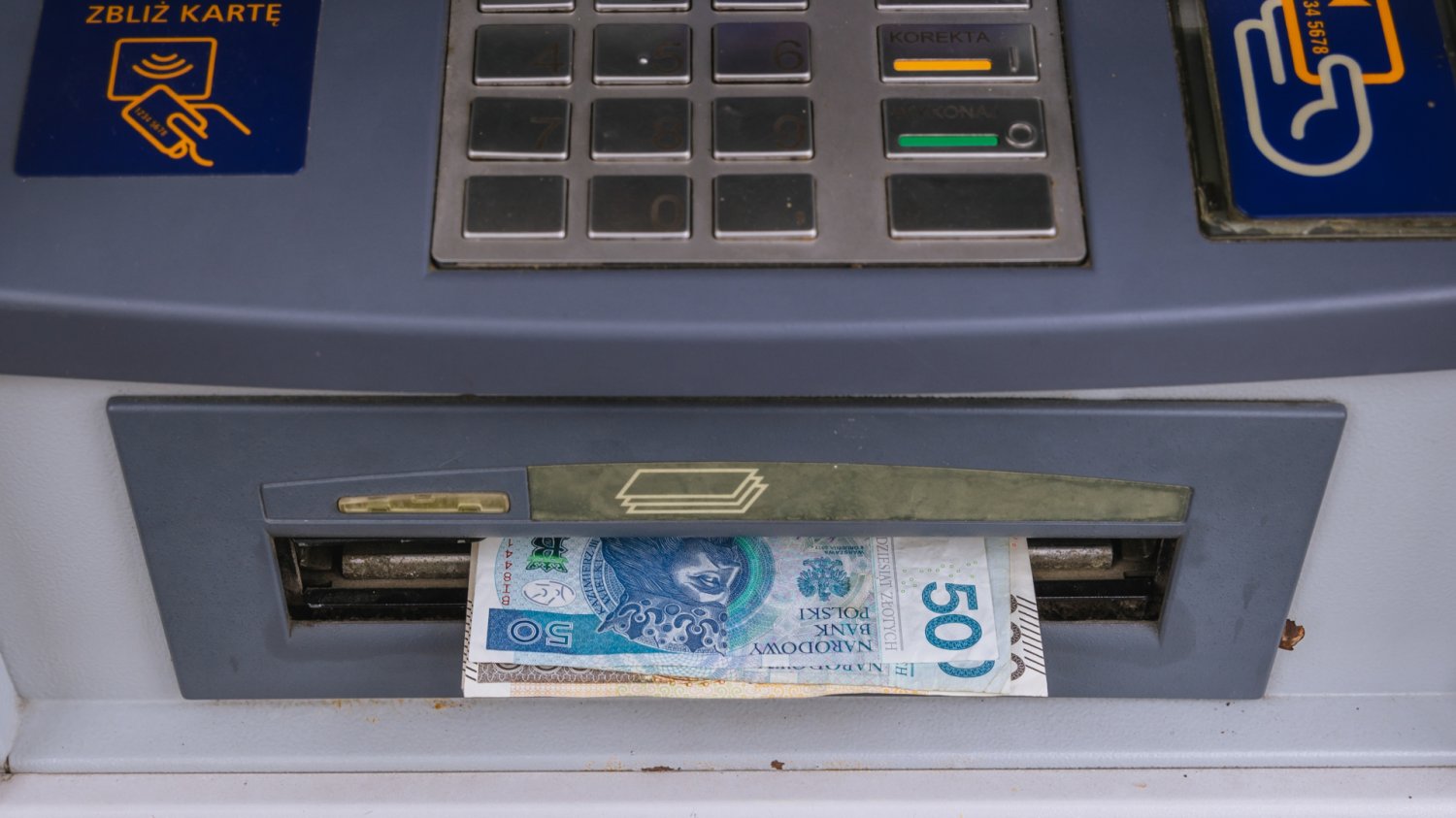 Euronet i Planet Cash ograniczą wypłaty z bankomatów. Tych kwot już nie wypłacisz BLIKIEM