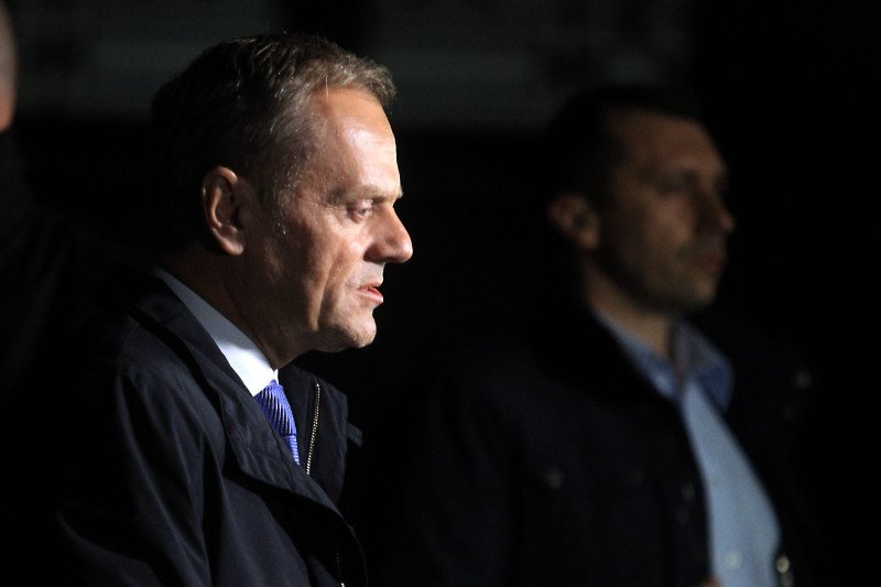 Kiedy Donald Tusk opuścił prokuraturę, było już zupełnie ciemno.