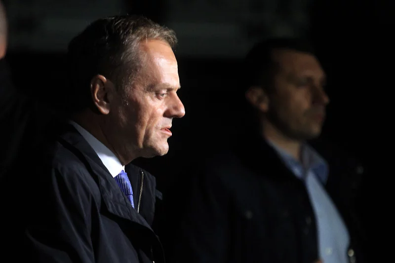 Kiedy Donald Tusk opuścił prokuraturę, było już zupełnie ciemno.