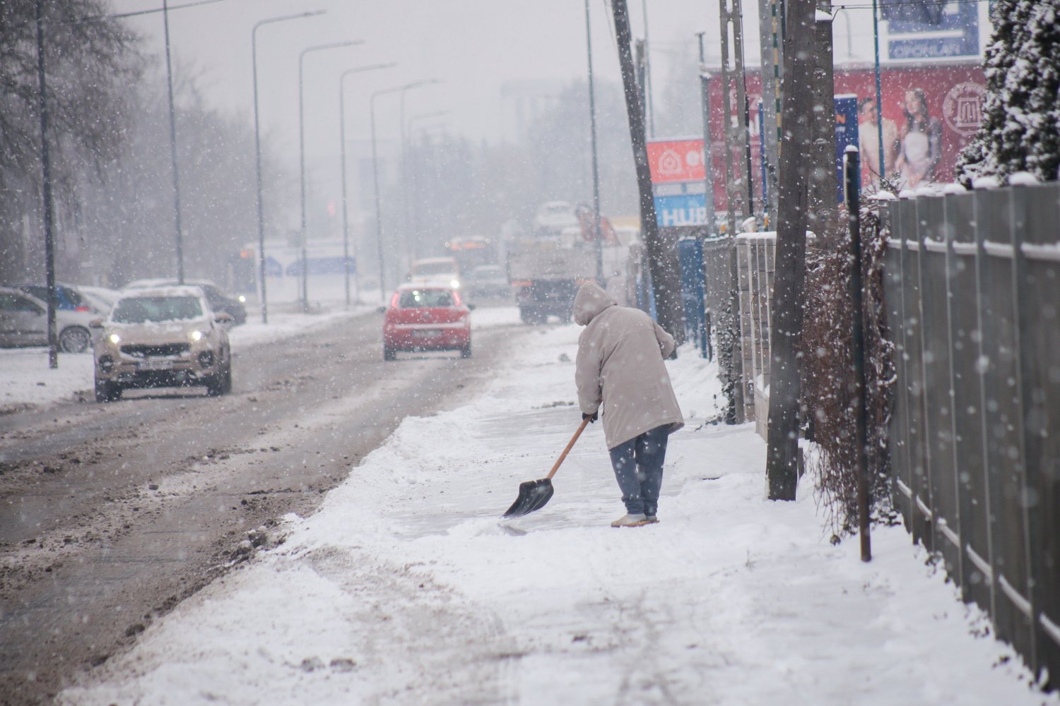 W całej Polsce spodziewane są opady śniegu i oblodzenia.