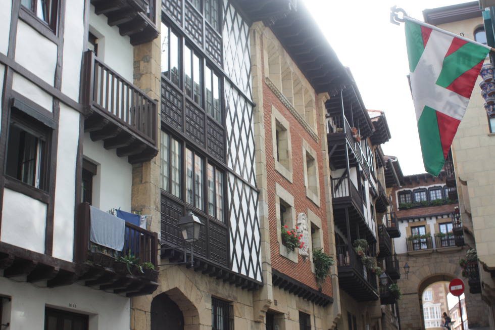 Hondarrabia - nadmorska miejscowość przy granicy francuskiej. Po prawej stronie: flaga Kraju Basków