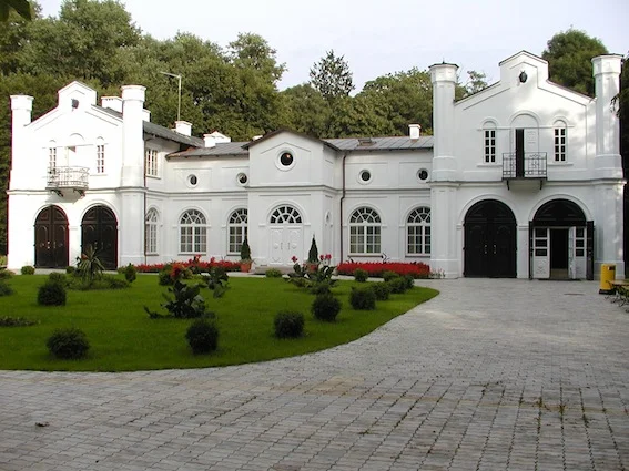 Stajnia cugowa. Niegdyś trzymano tu gotowe do drogi konie pod wierzch i do bryczki. Dziś jest tu restauracja i hotel.