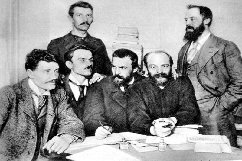 Polskie elity marząc o przywróceniu niepodległości naszemu krajowi, nie wahały się czasem także przed obieraniem drastycznych metod. Odpowiedzialna za największą liczbę zamachów OB PPS została powołana z inicjatywy Józefa Piłsudskiego (w środku).