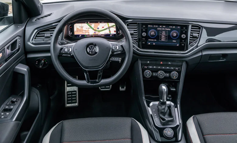 Wnętrze T-Roca jest niemal kopią tego z VW Golfa. Prosto, egonomicznie i czytelnie.