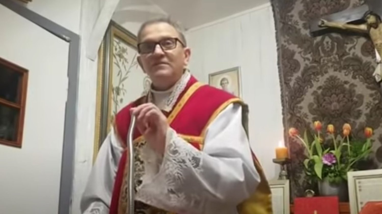 Ks. Michał Woźnicki z Poznania został wyprowadzony przez policję.