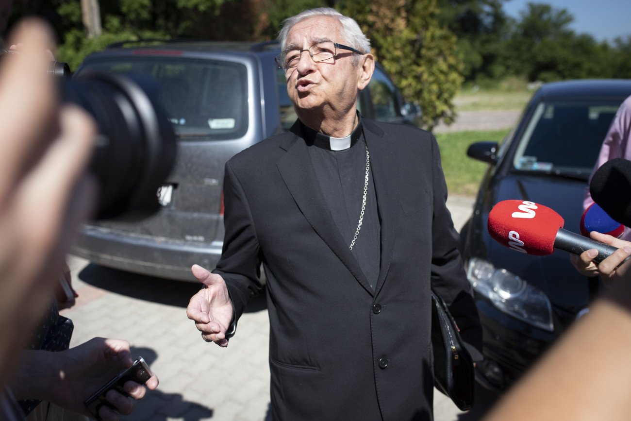 Były metropolita gdański, abp senior, sołtys wsi Piaski Sławoj Leszek Głódź podczas sesji rady gminy Jaświły.