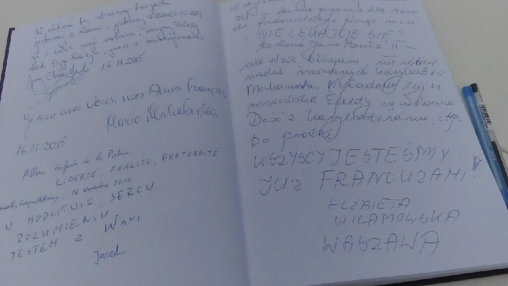 Księga kondolencyjna pod ambasadą francuską błyskawicznie zapełnia się kolejnymi wpisami.