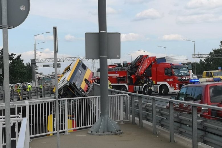 W wyniku wypadku autobusu linii 186 w Warszawie zginęła jedna osoba