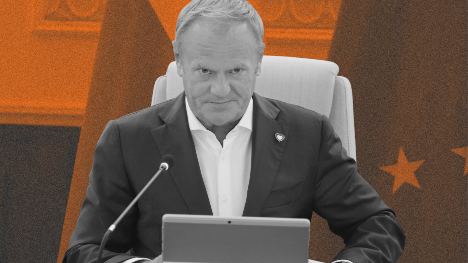 Premier Donald Tusk ma nadzieję, że rekonstrukcja rządu pozwoli mu odbudować poparcie. Donald Tusk siedzący przy stole przy mikrofonie. Za nim flaga Polski i Unii Europejskiej.