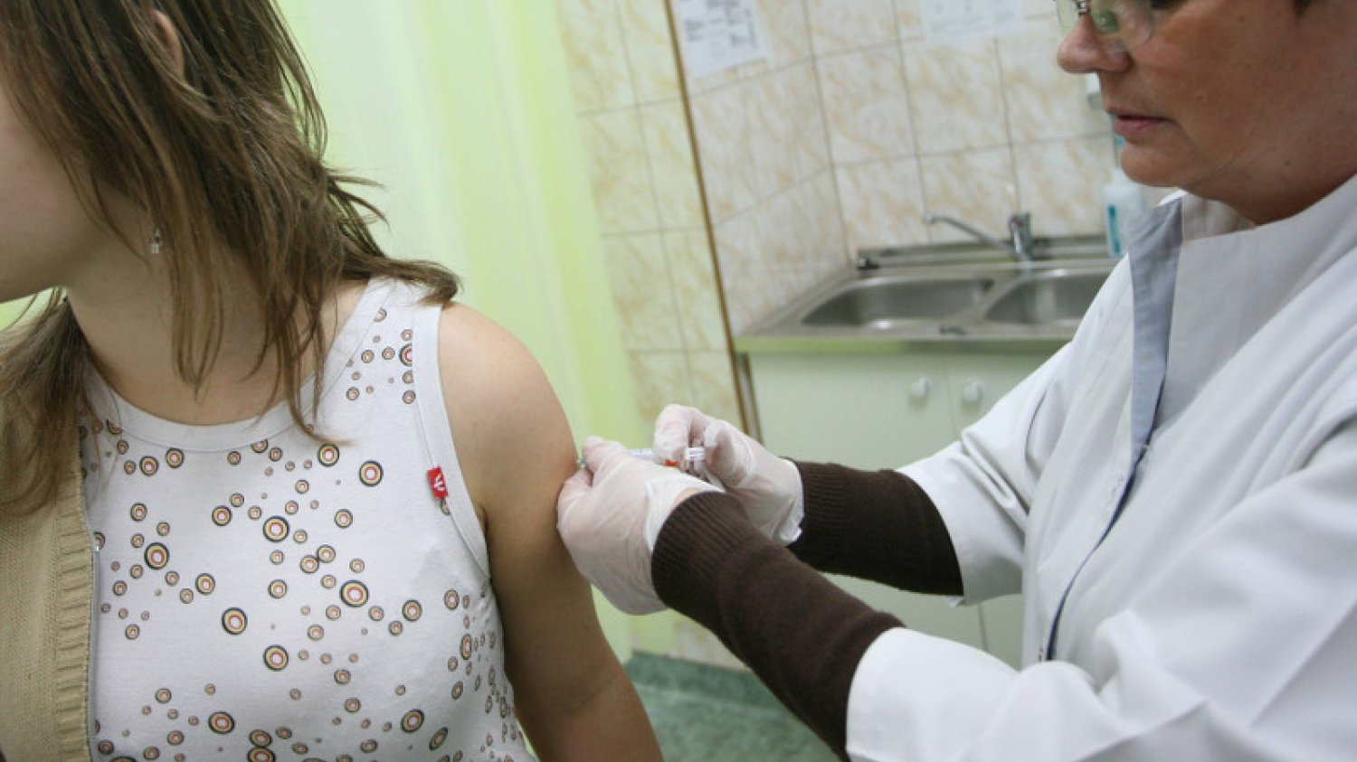 Szczepionka przeciwko HPV zmniejsza ryzyko zachorowania na raka szyjki macicy, nie prowadzi do rozwiązłości...