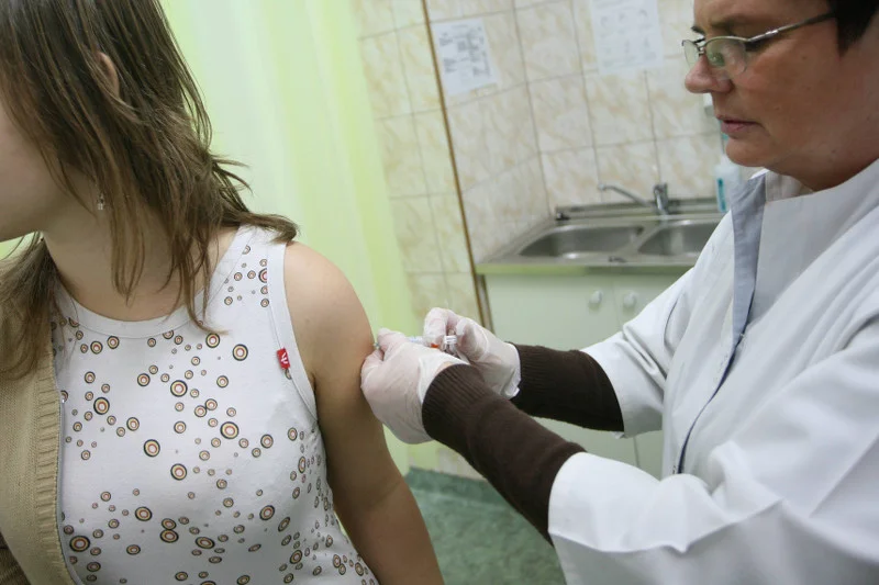 Szczepionka przeciwko HPV zmniejsza ryzyko zachorowania na raka szyjki macicy, nie prowadzi do rozwiązłości...