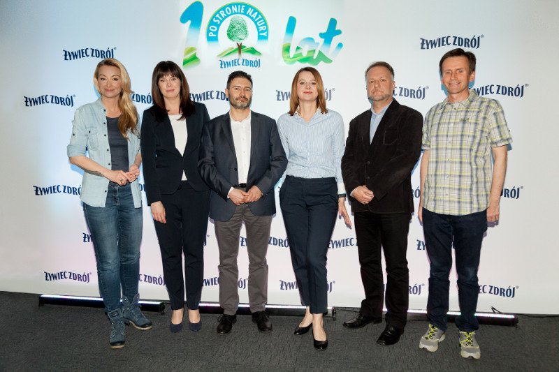10. edycja programu „Po Stronie Natury” firmy Żywiec Zdrój S.A koncentruje się na edukacji o recyklingu. Jego ambasadorką jest podróżniczka Martyna Wojciechowska (na zdjęciu pierwsza z lewej)