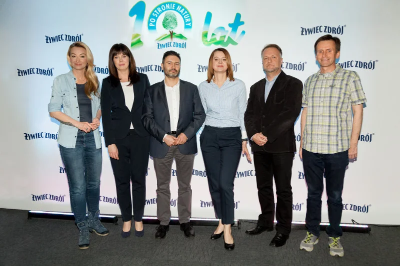 10. edycja programu „Po Stronie Natury” firmy Żywiec Zdrój S.A koncentruje się na edukacji o recyklingu. Jego ambasadorką jest podróżniczka Martyna Wojciechowska (na zdjęciu pierwsza z lewej)