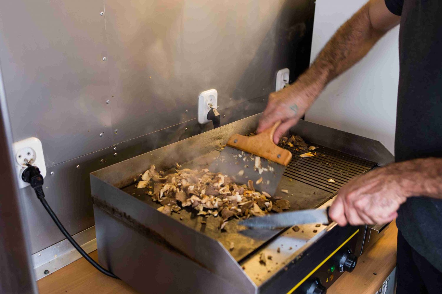 Elshan z Gruzji wpadł do maszyny z kebabem. Prawie stracił nogę.