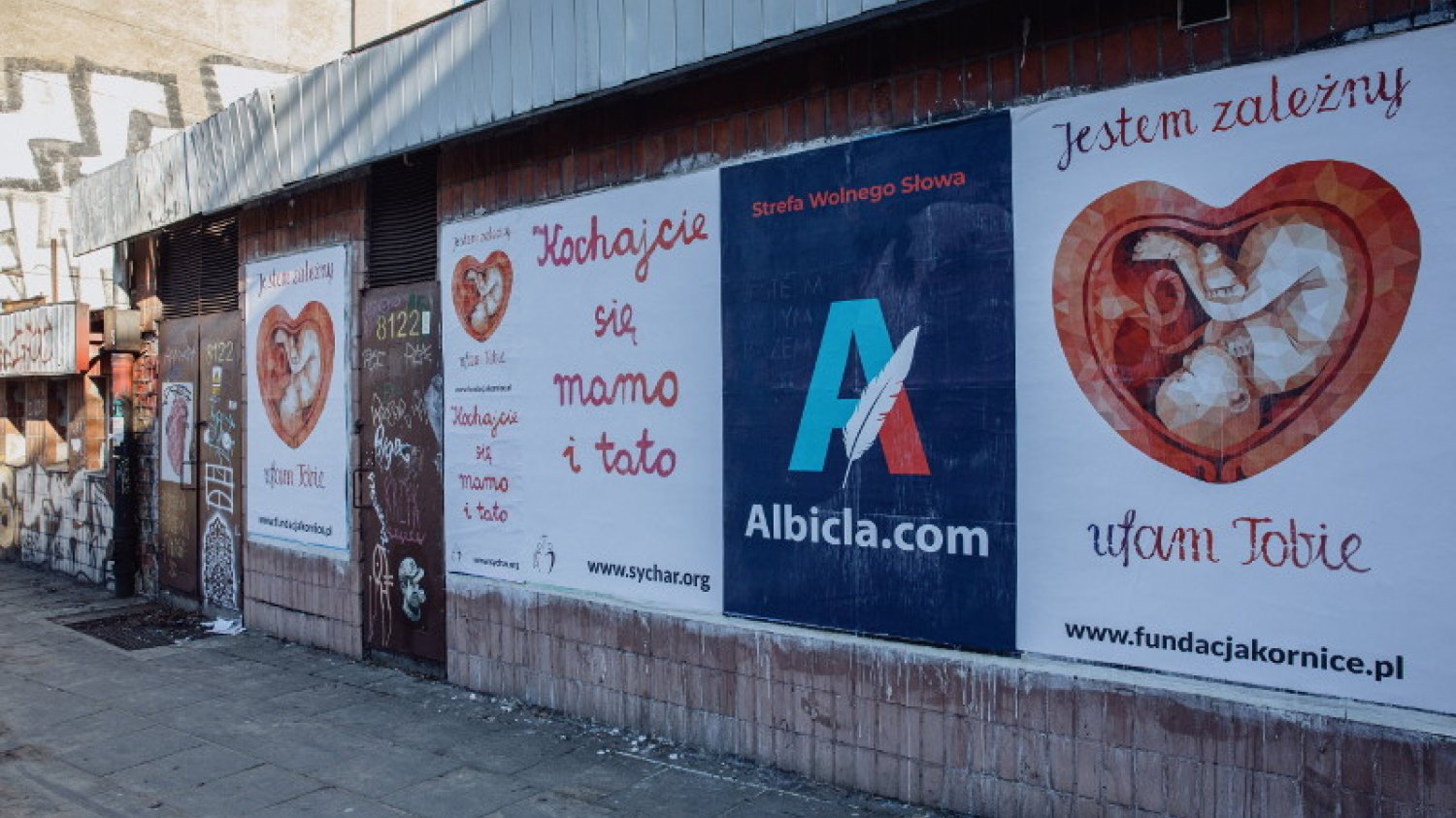 Billboardy z serduszkiem pojawiają się w całej Polsce