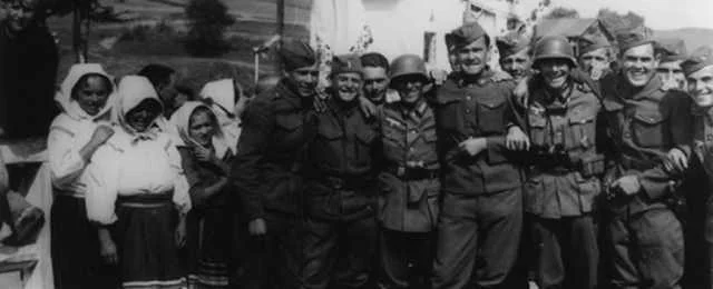 Niemieccy i słowaccy żołnierze wspólnie pozują do fotografii, wrzesień 1939 roku.