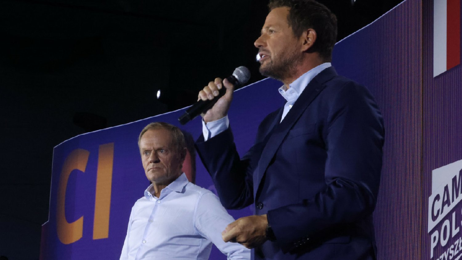 Aż kwadrans nie dopuszczał Donalda Tuska do głosu. Dziwne zagranie Rafała Trzaskowskiego.