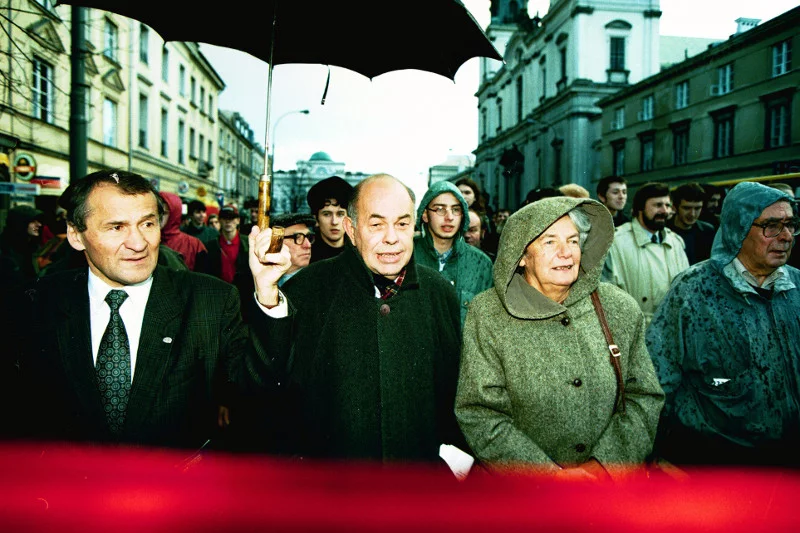 Listopad 1996, Warszawa. Henryk Wujec, Jacek Kuroń i Zofia Kuratowska podczas manifestacji antyfaszystowskiej w rocznice "Nocy Kryształowej".