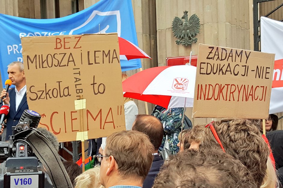 Rodzice i nauczyciele protestują przed Ministerstwem Edukacji Narodowej