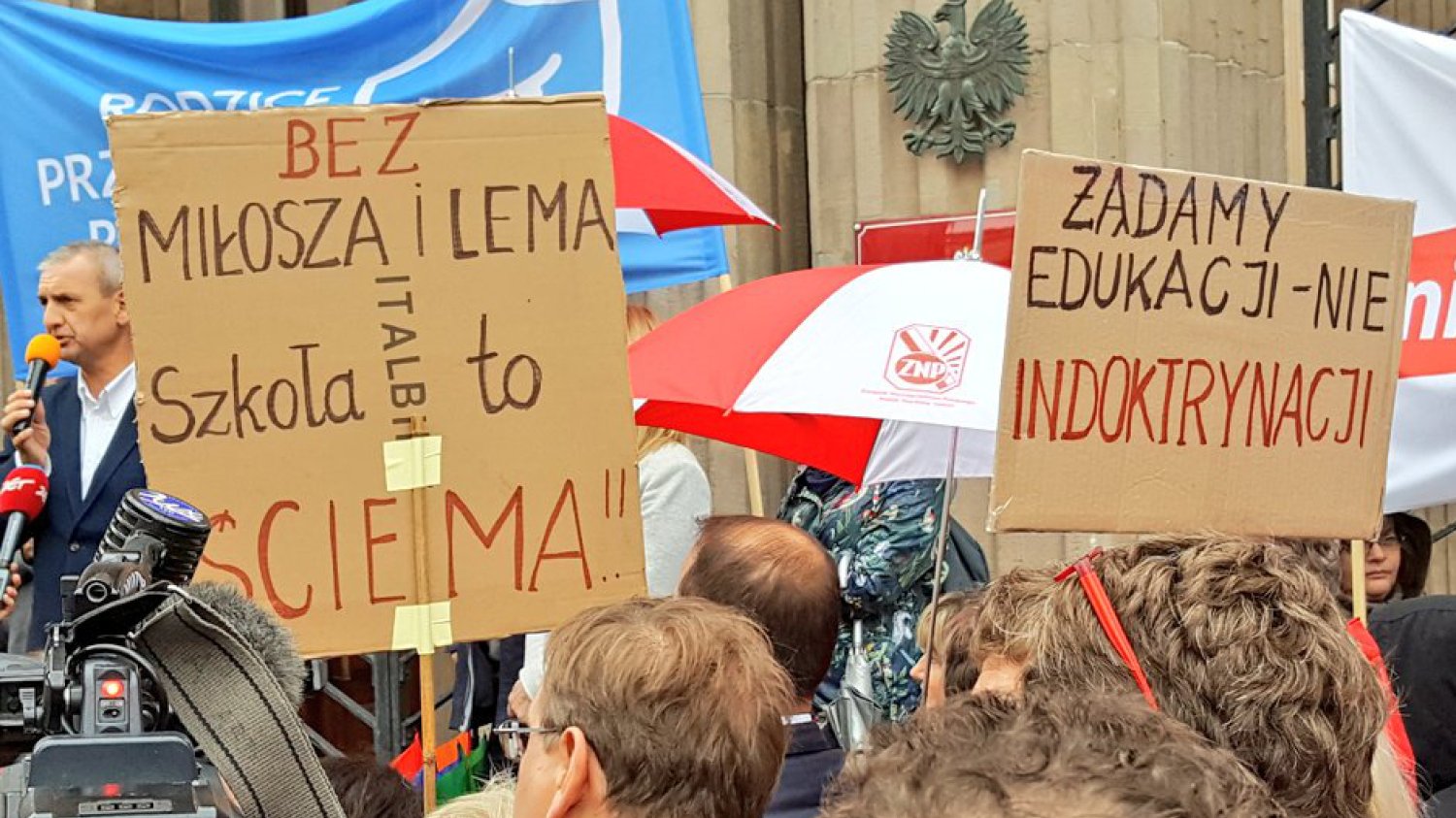 Rodzice i nauczyciele protestują przed Ministerstwem Edukacji Narodowej