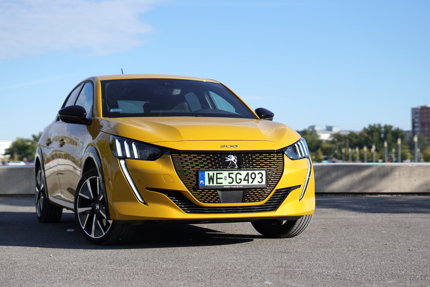 Peugeot e-208 zaskakuje zasięgiem. To typowo miejskie auto, jednak jego możliwości nie kończą się tylko na krótkich trasach.