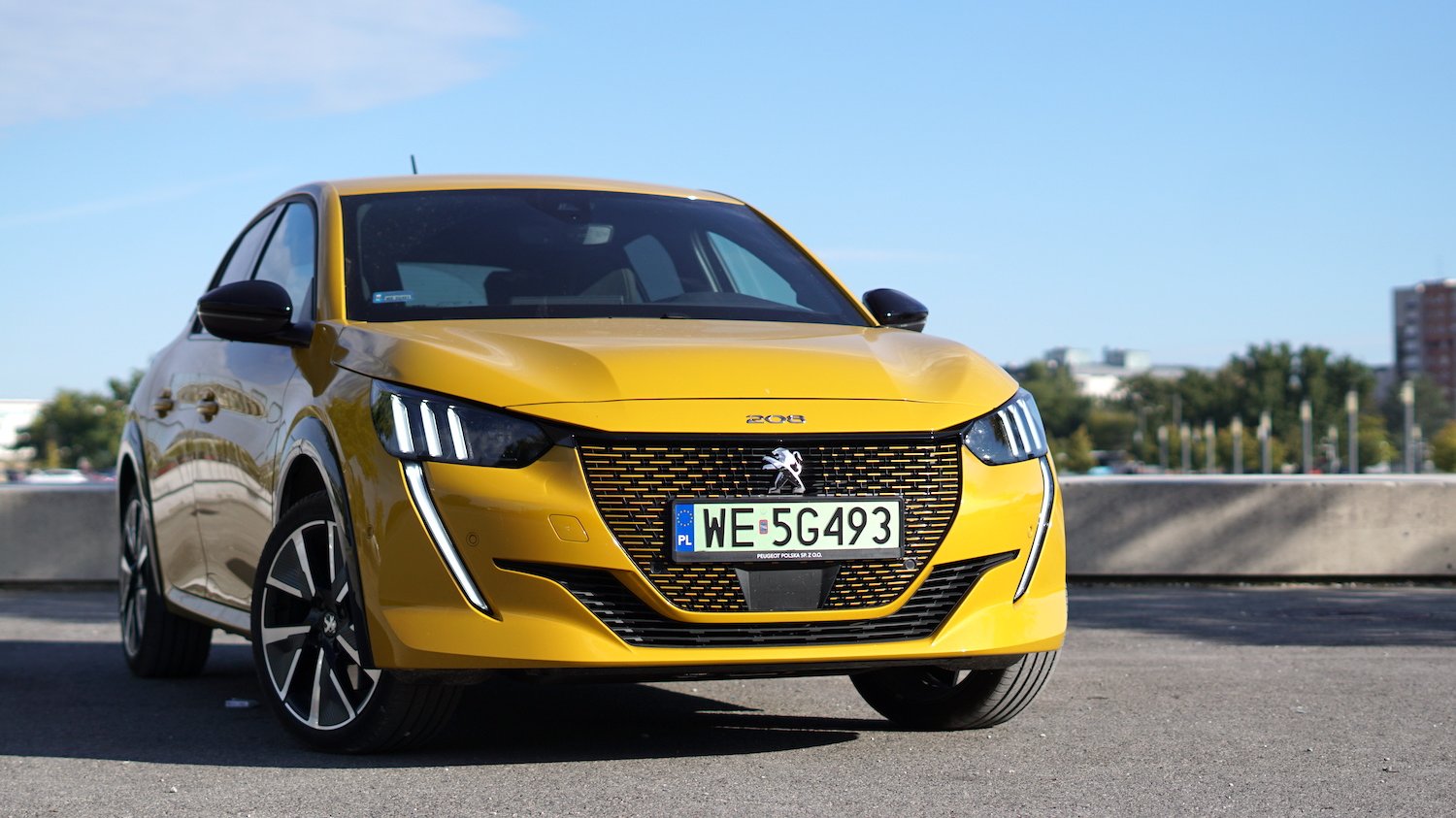 Peugeot e-208 zaskakuje zasięgiem. To typowo miejskie auto, jednak jego możliwości nie kończą się tylko na krótkich trasach.