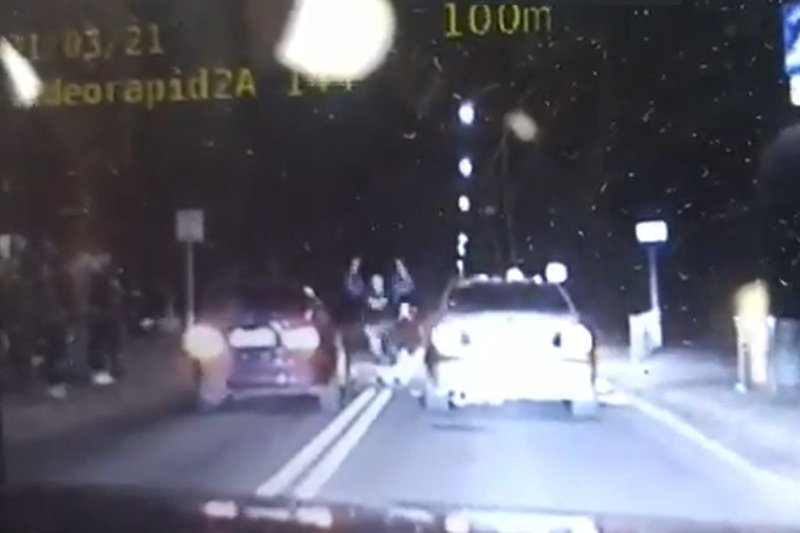 Policjanci pokazali nagranie z ulicznego wyścigu w Poznaniu.