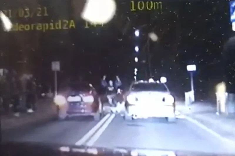 Policjanci pokazali nagranie z ulicznego wyścigu w Poznaniu.