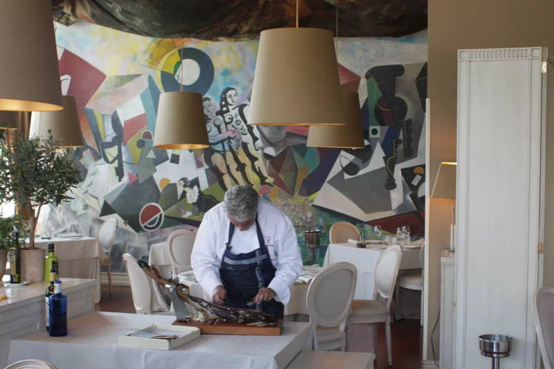 Szef, który wychodzi do ludzi. Fernando w trakcie lunchu kroi szynkę jamon iberico
