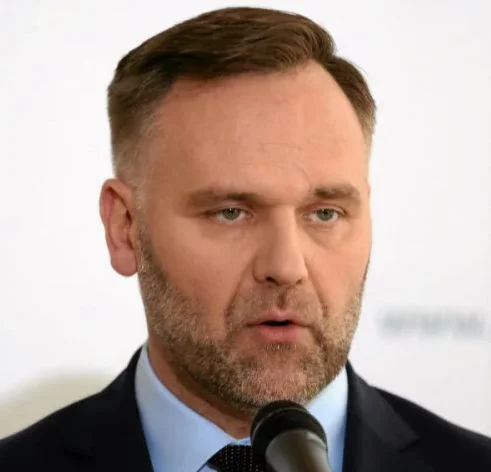 Dawid Jackiewicz obecnie pracuje w czeskim Unipetrolu, należącym do Orlenu. W przeszłości pełnił funkcję ministra skarbu w rządzie Prawa i Sprawiedliwości. Dziennikarskie śledztwo wiąże go z tzw/ układem wrocławskim. , były minister skarbu w rządzie PiS od listopada 2015 r. do września 2016 r., dziś pracujący w należącej do Orlenu czeskiej firmie Unipetrol;