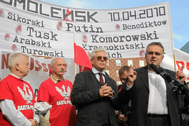 Wojciech Reszczyński u boku m.in. Tomasza Sakiewicza.