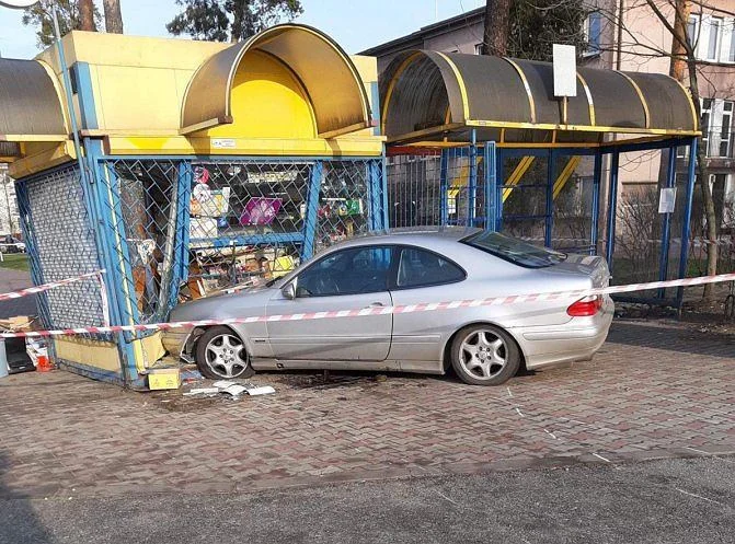 19-letni kierowca mercedesa wjechał w kiosk w Stalowej Woli.
