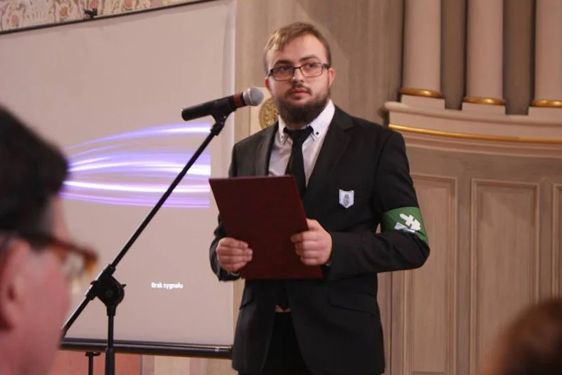 Do uczniów i uczennic płockiego liceum przemawiał narodowiec ze znakiem falangi na rękawie.