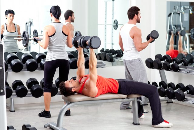 Siłownia to doskonałe miejsce dla każdego, bez względu na wiek i poziom zaawansowania.