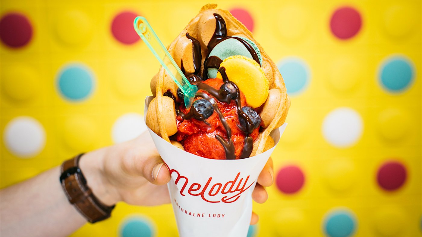 Bubble waffle, czyli bąbelkowy gofr. Na zdjęciu z lodami wiśniowymi, borówkami amerykańskimi, ręcznie robionymi makaronikami i polewą czekoladową.