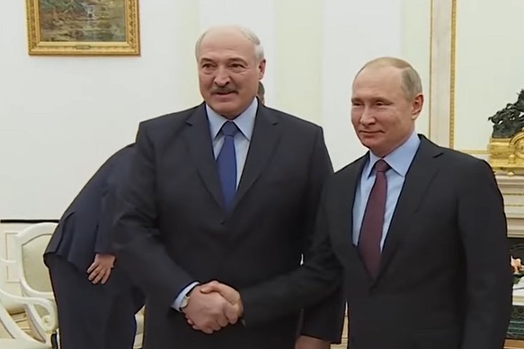 Czy Putin wysłał Łukaszence pomoc? Konwój ciężarówek niedaleko granicy Rosji z Białorusią. Czy Putin wysłał Łukaszence pomoc?