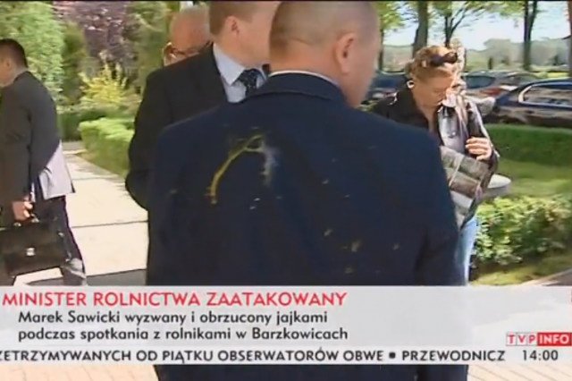 Minister Marek Sawicki został obrzucony jajkami