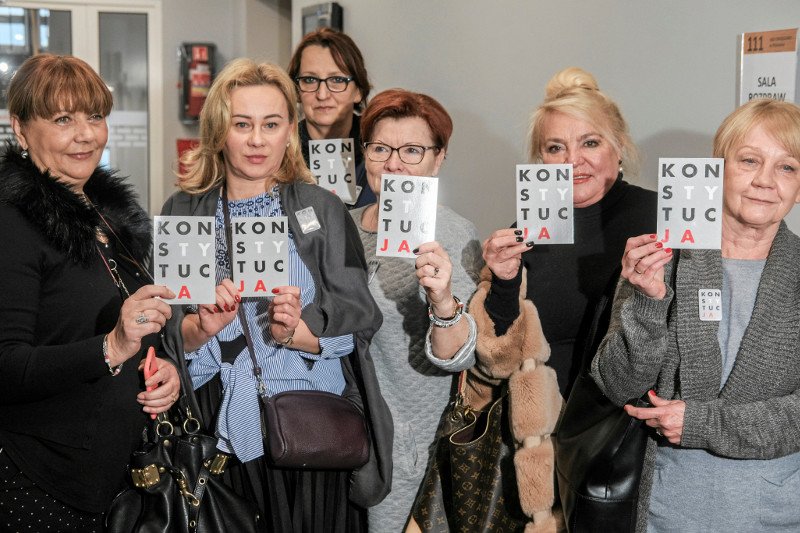 Sąd Okręgowy w Poznaniu uniewinnił dziś kobiety, które trzymały transparent z napisem "Jesteśmy wkur...".