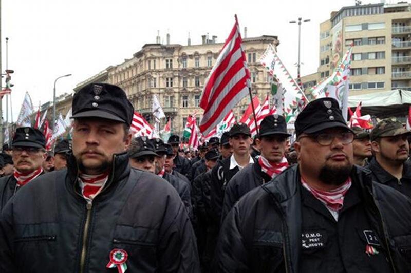 Przedstawiciele węgierskiego Jobbiku podczas wiecu w Budapeszcie