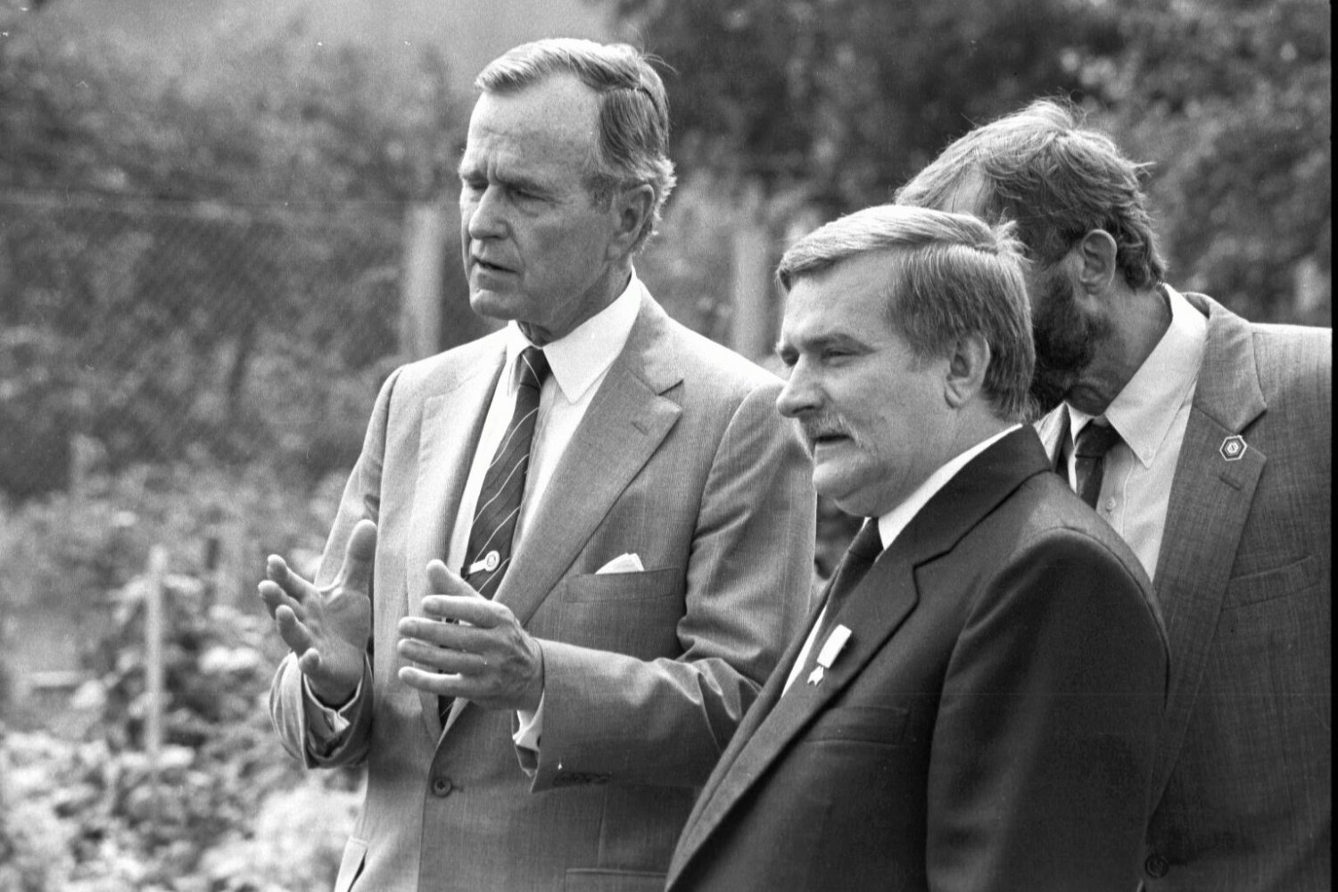 George Bush odwiedził Polskę m. in. 1989 roku. Na zdjęciu z Lechem Wałęsą